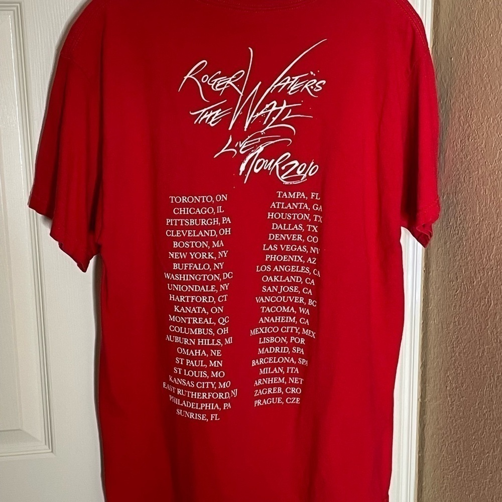 Roger Waters The Wall Live Tour 2010 "Trust Us" T-Shirt Red • Large - Picture 12 of 12